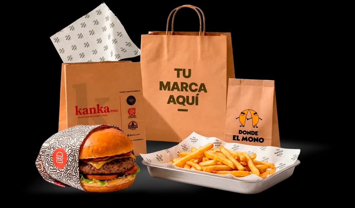 Bolsas kraft con el texto «Tu marca aquí» y papel antigrasa estampado